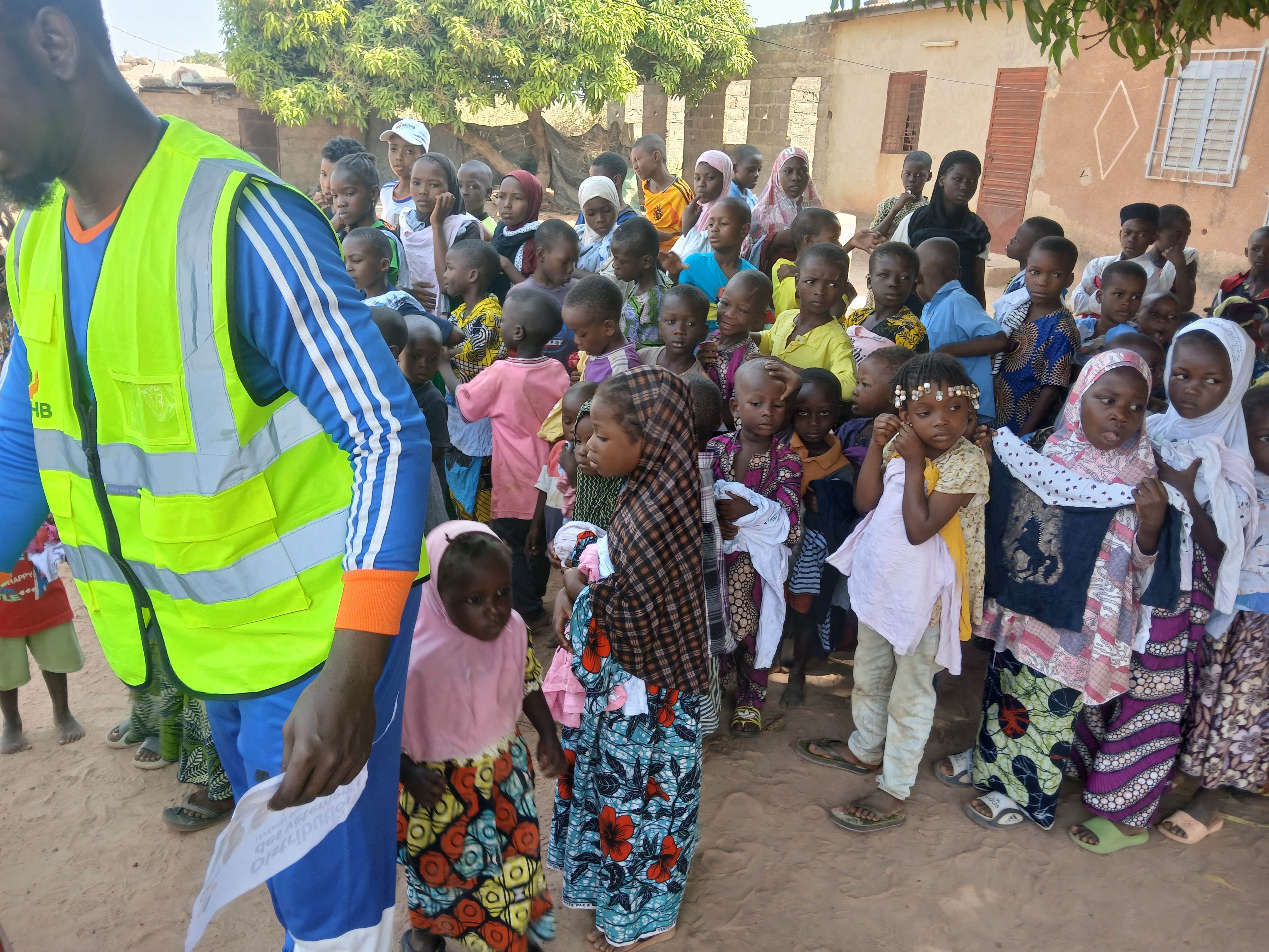 Enfants recevant des vêtements
