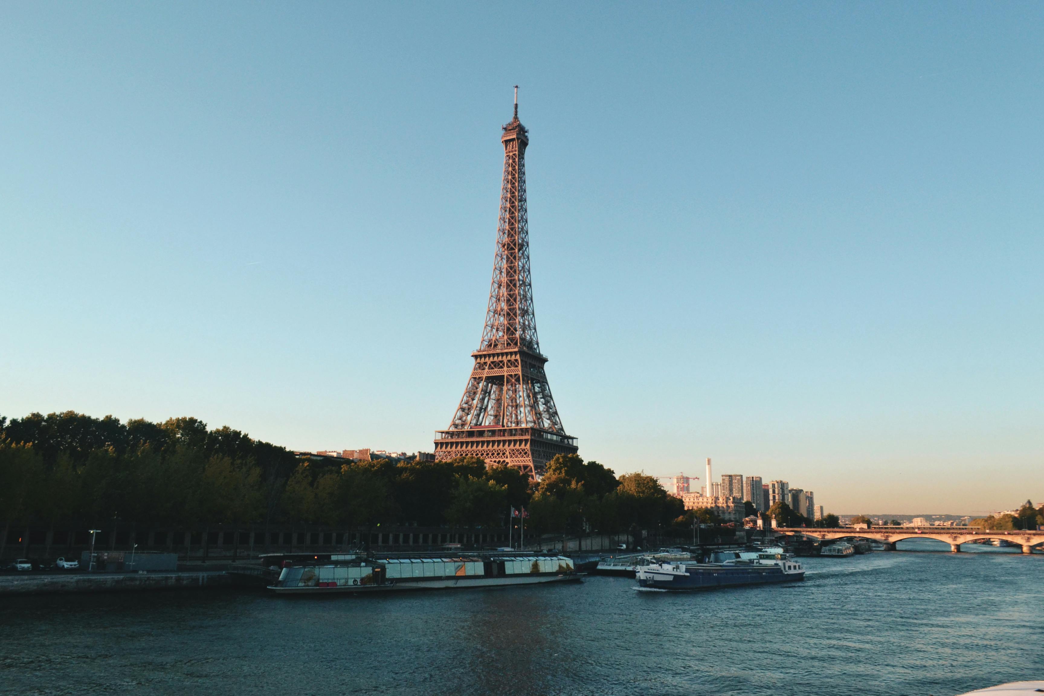 La Tour Eiffel à Paris, symbole des voyages longue distance.