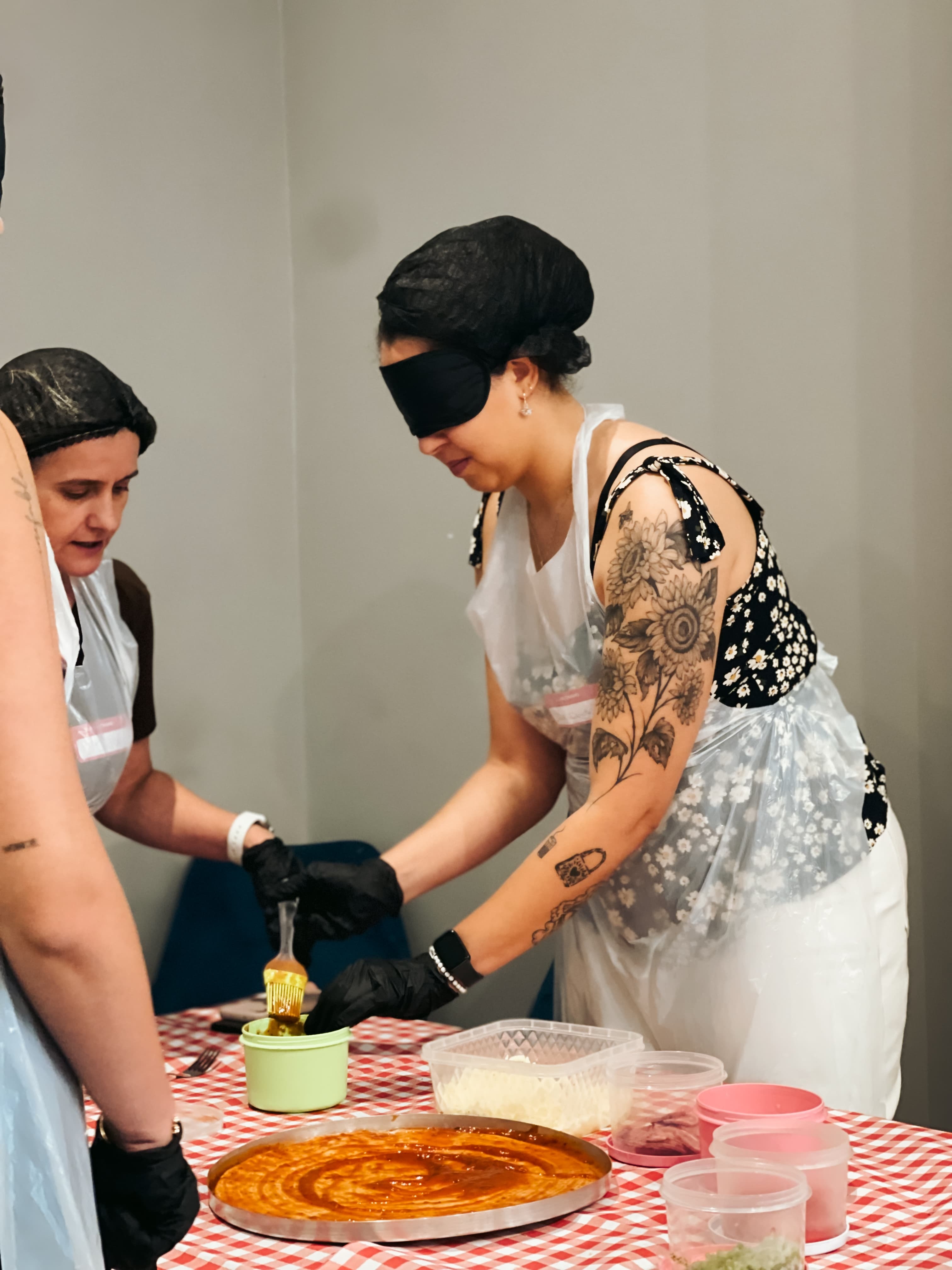 Time corporativo celebrando o sucesso da dinâmica Batalha das Pizzas com o resultado final da atividade.