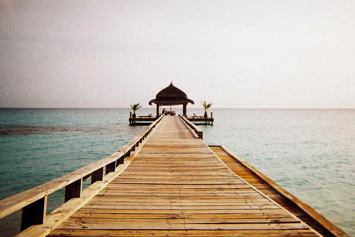 Aksi Heroik Petugas Padamkan Motor Terbakar Diduga Korsleting