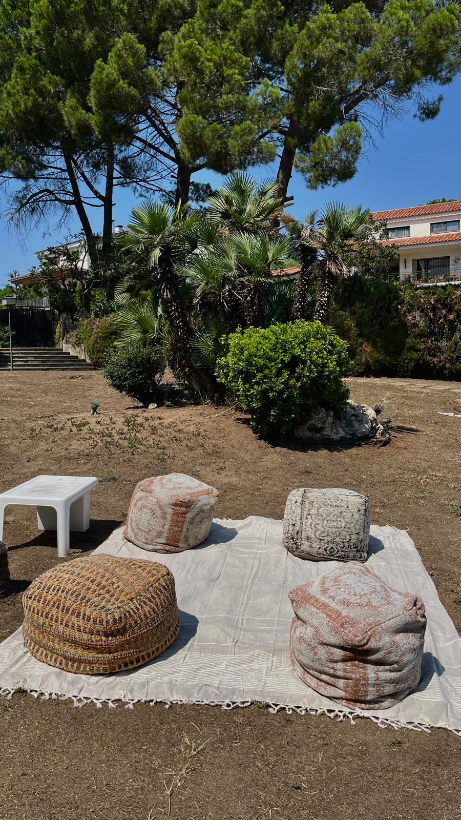 Vam definir una estètica 'boho-chic' amb tons neutres, fusta i molta flor blanca.