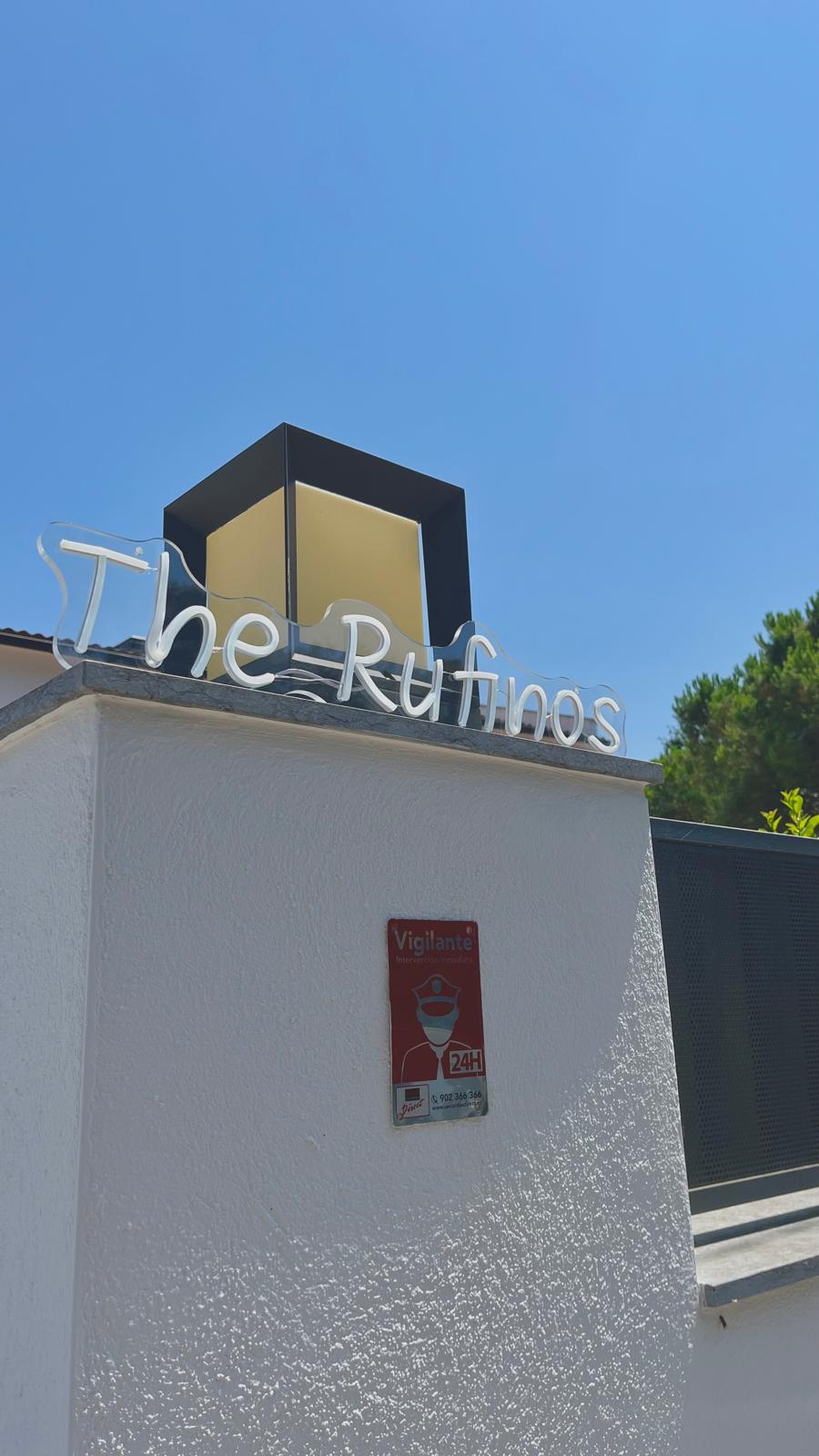 Cartell de benvinguda de fusta amb flors.