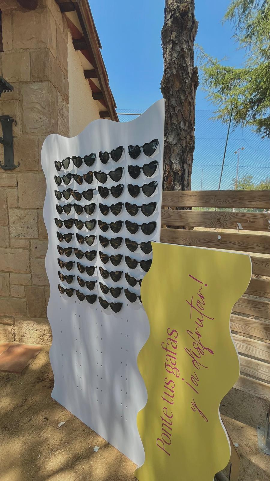 Photocall rústic amb flors per a preboda.