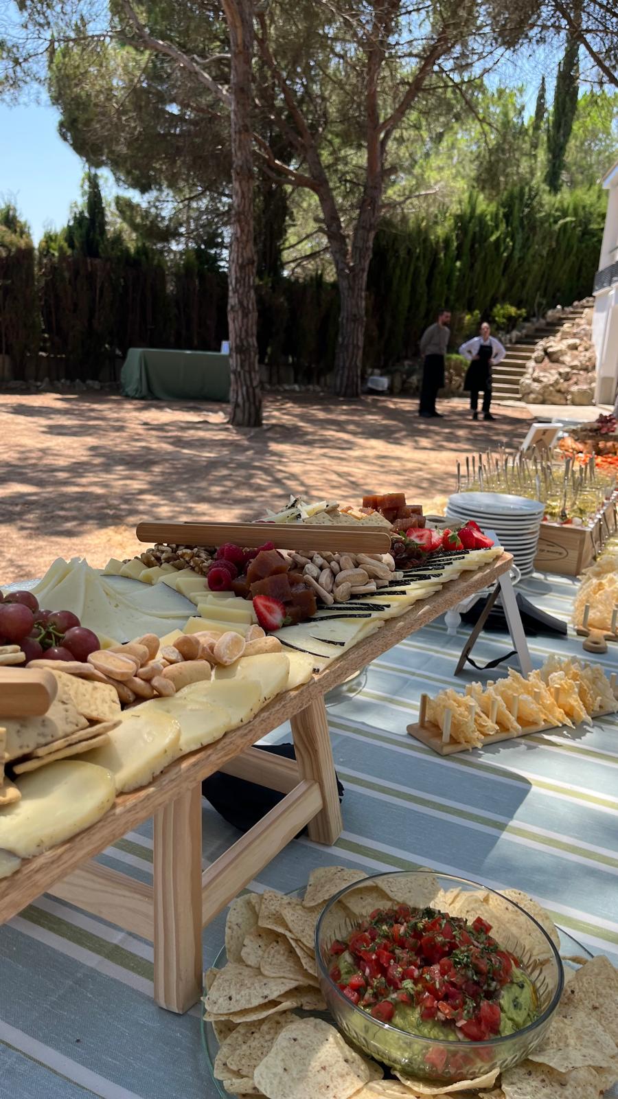 Plats de càtering presentats de forma elegant.