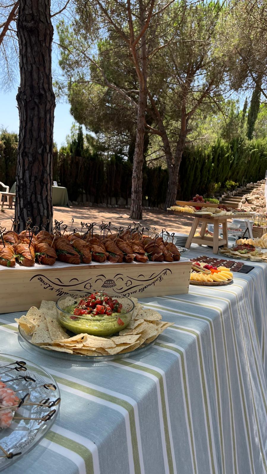 Taula de postres amb una varietat de dolços.
