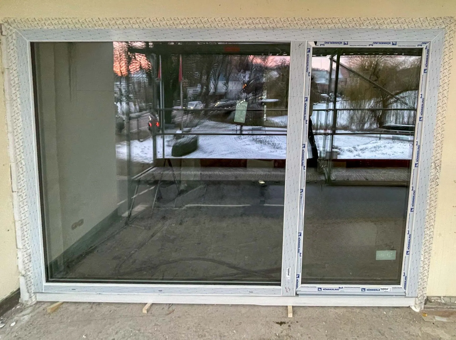 Detailansicht der neuen PVC Fenster bei der Fenstermontage in Mölln