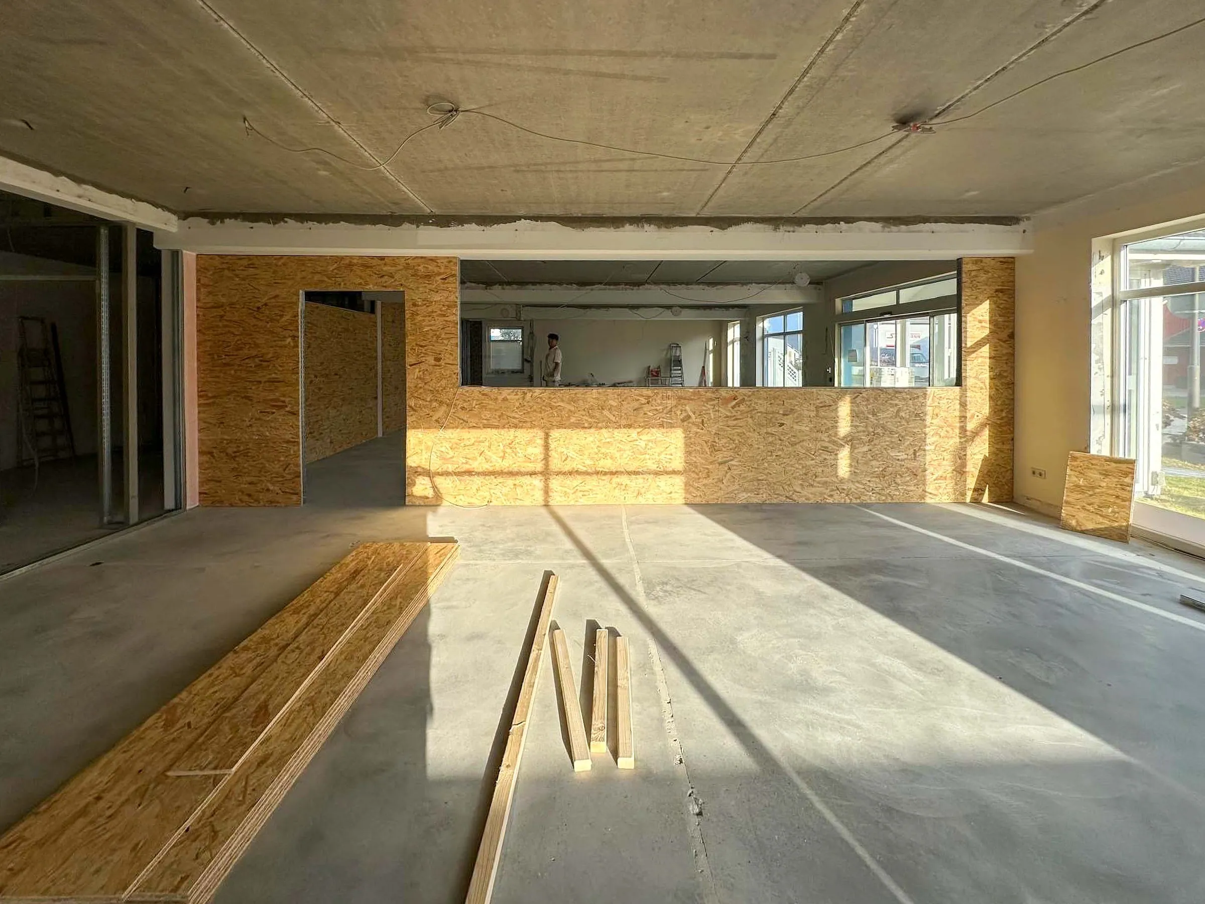 Gewerberäumlichkeiten in Sylt - Zustand Vorher - Veraltete Fensterprofile