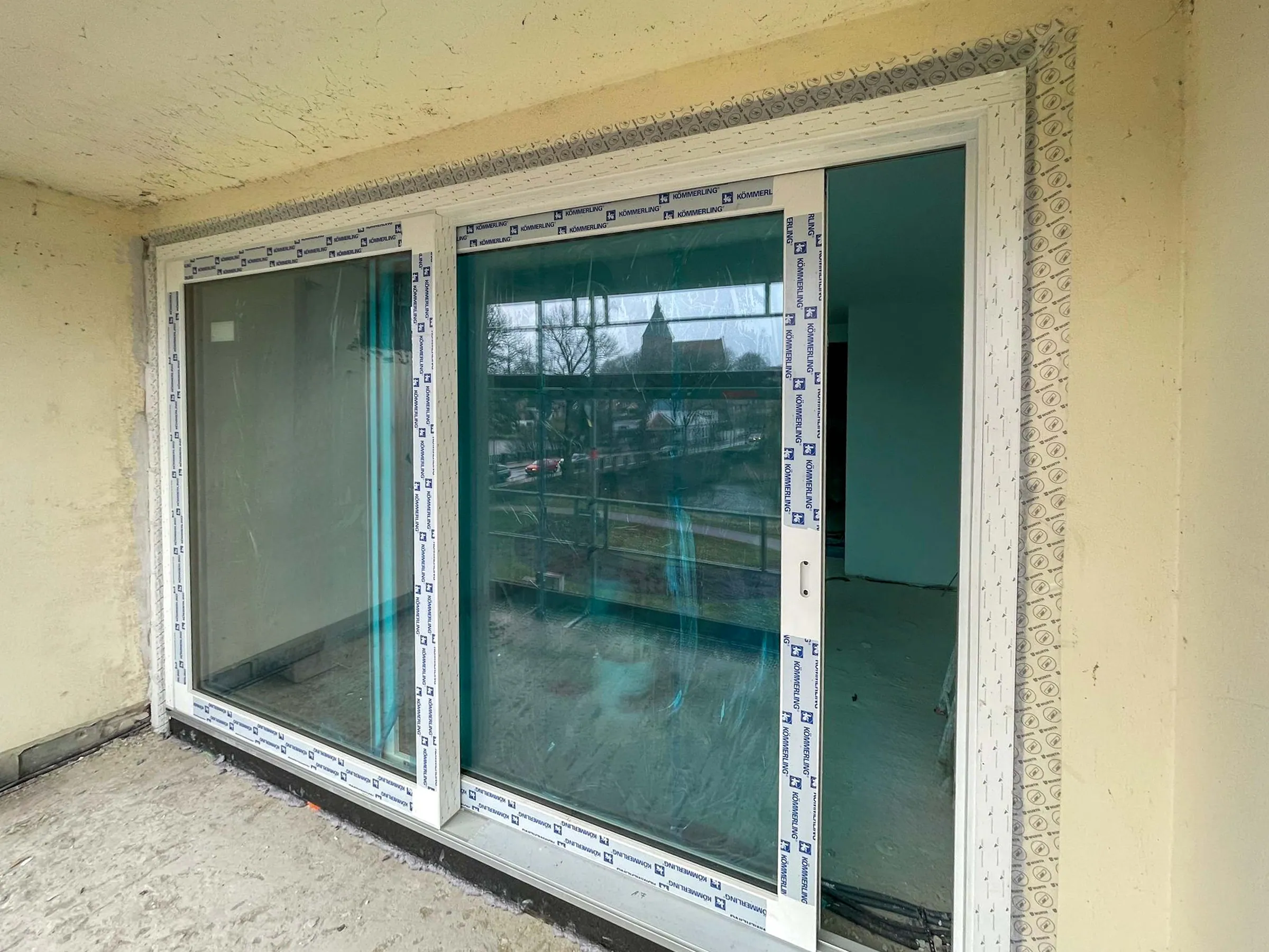 Detailansicht der neuen PVC Fenster bei der Fenstermontage in Mölln