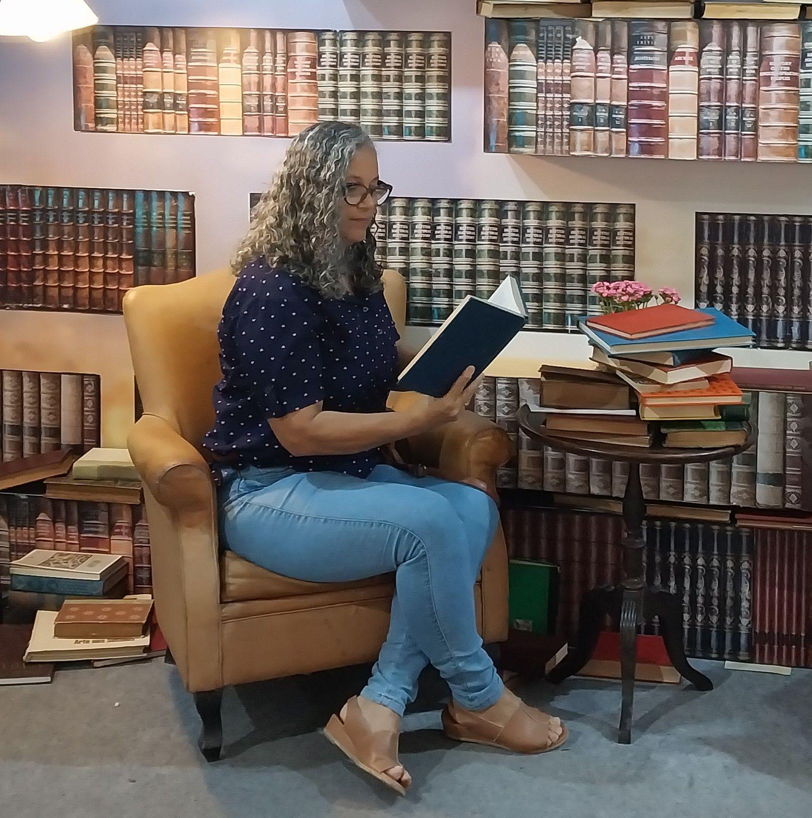 Circular portrait of a smiling woman