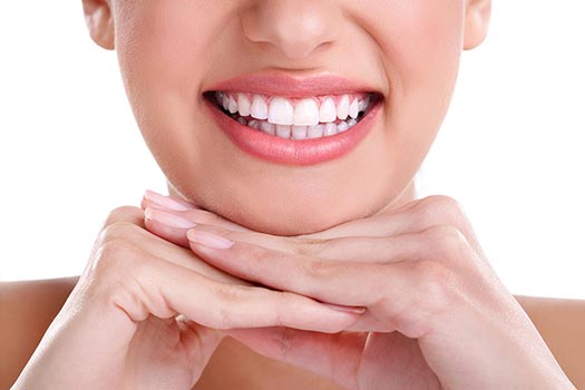 Modern estetik diş hekimliği doğal dişlerinizi korur. Kompozit bonding ve hazırlıksız kaplama gibi tekniklerin minimal aşındırma ile nasıl güzel sonuçlar verdiğini öğrenin.