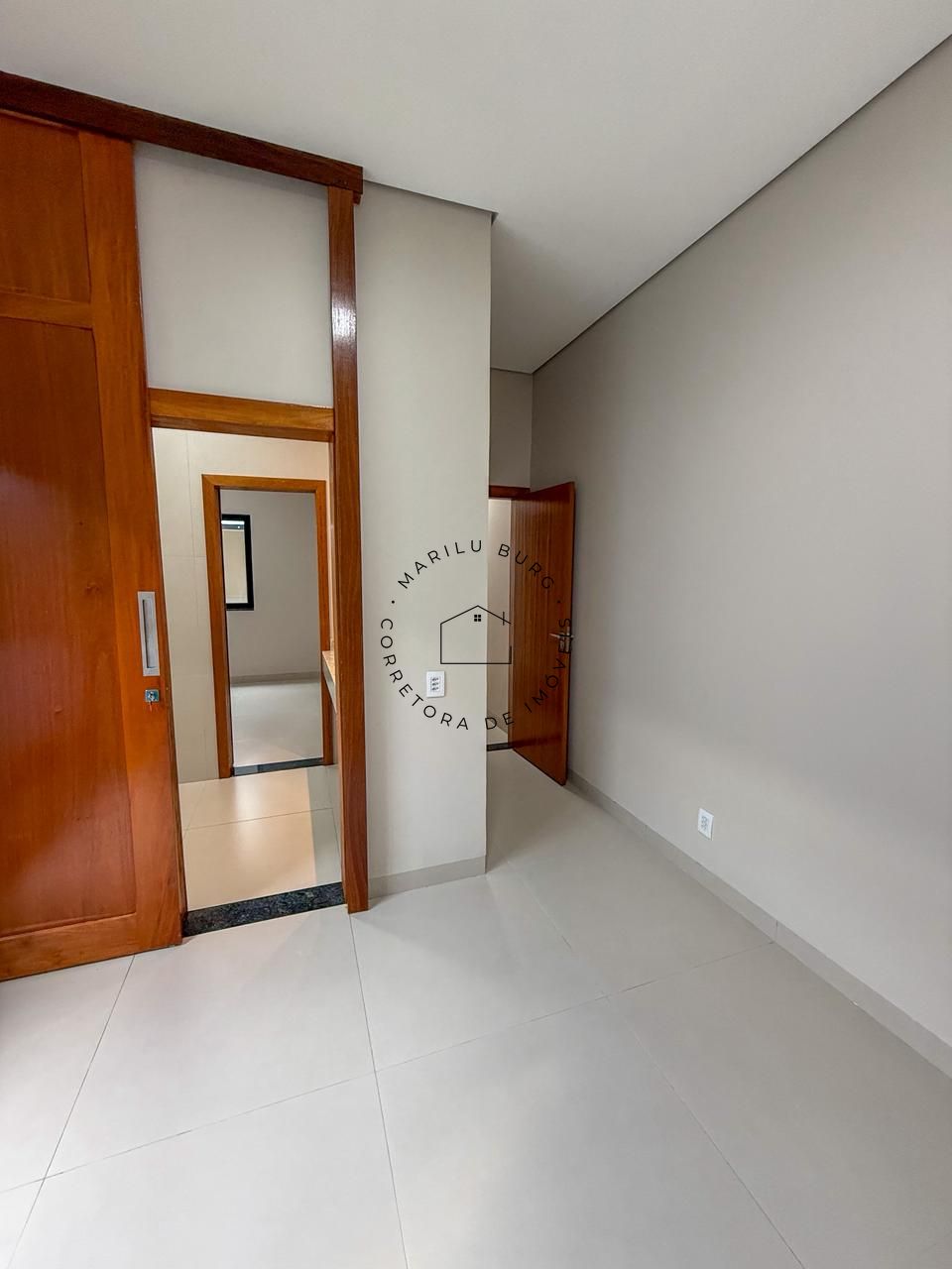 CASA MODERNA E ELEGANTE À VENDA NO JARDIM CURITIBA - Imagem 8