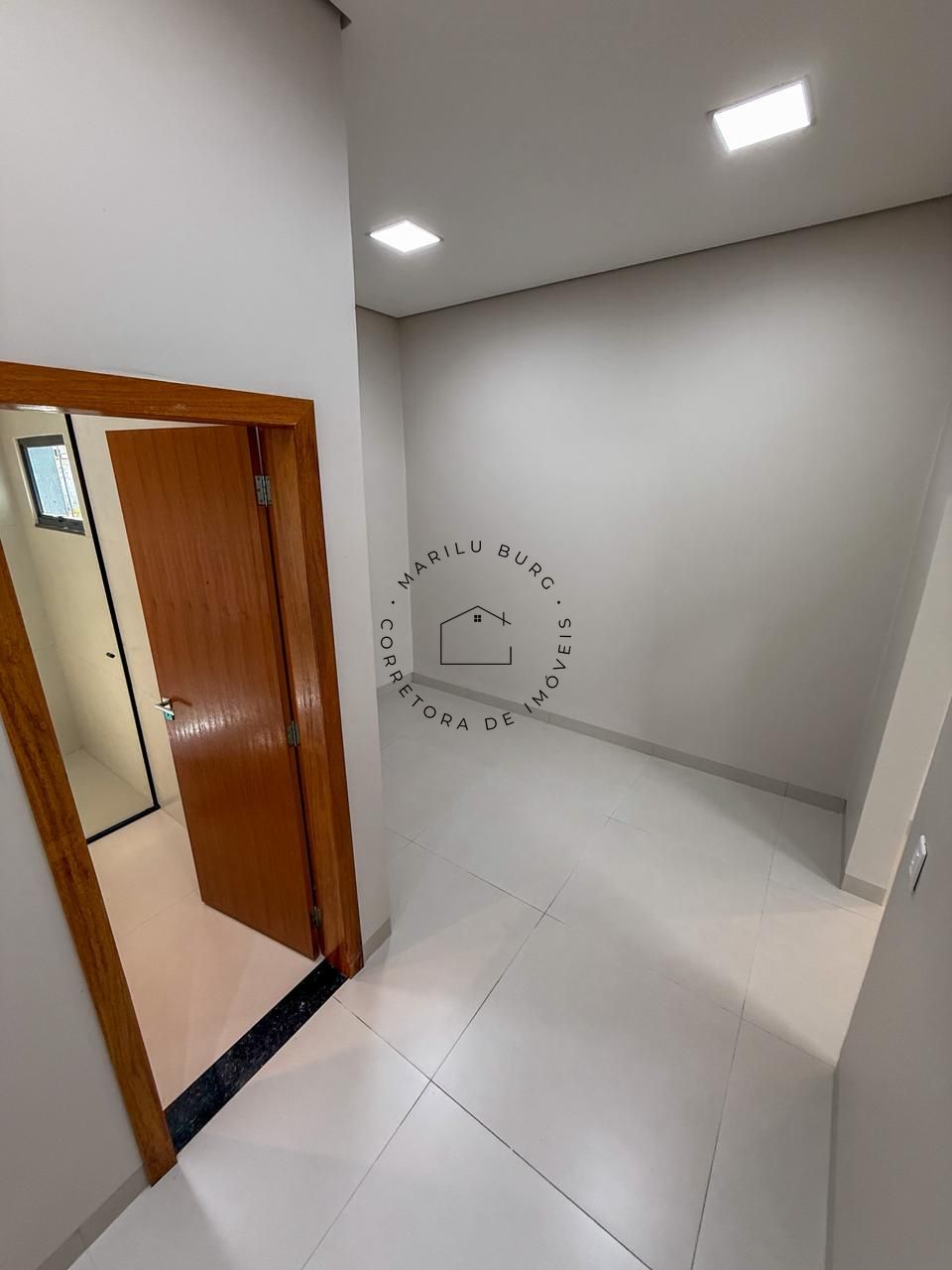 CASA MODERNA E ELEGANTE À VENDA NO JARDIM CURITIBA - Imagem 6