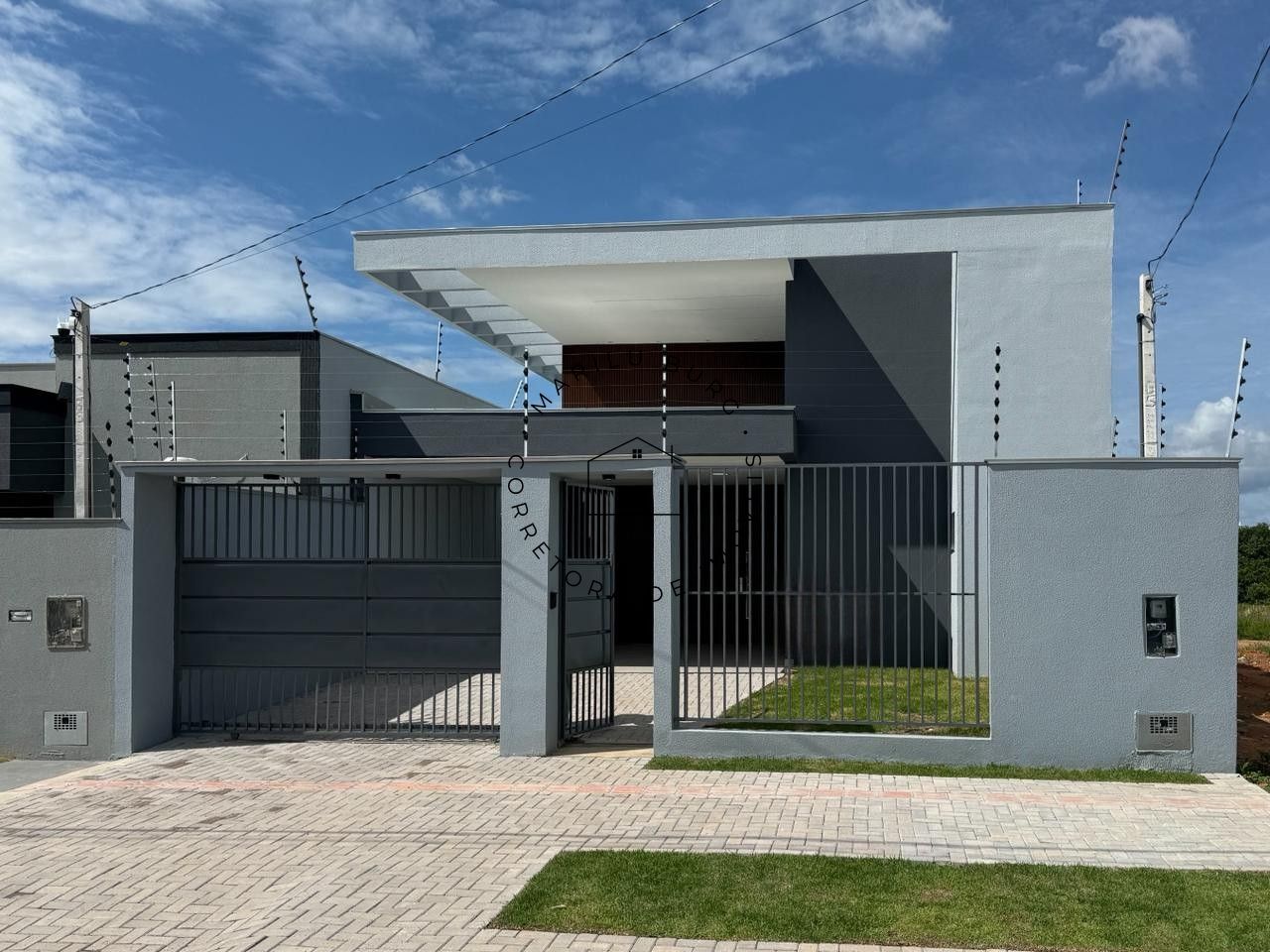 CASA MODERNA E ELEGANTE À VENDA NO JARDIM CURITIBA