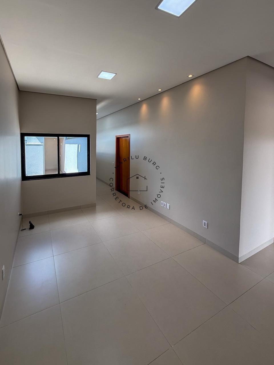 CASA MODERNA E ELEGANTE À VENDA NO JARDIM CURITIBA - Imagem 2