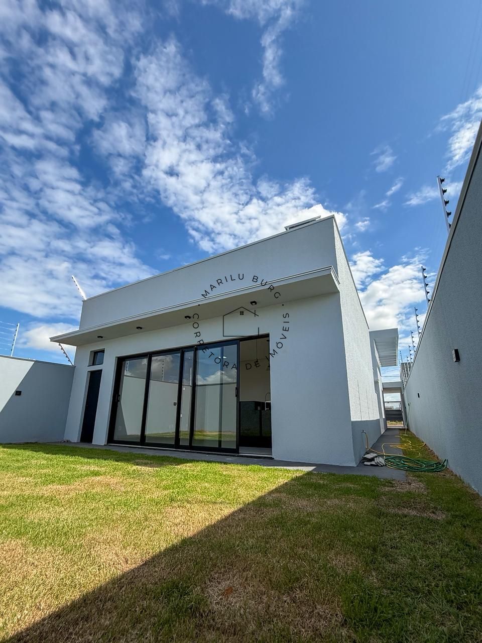 CASA MODERNA E ELEGANTE À VENDA NO JARDIM CURITIBA - Imagem 11