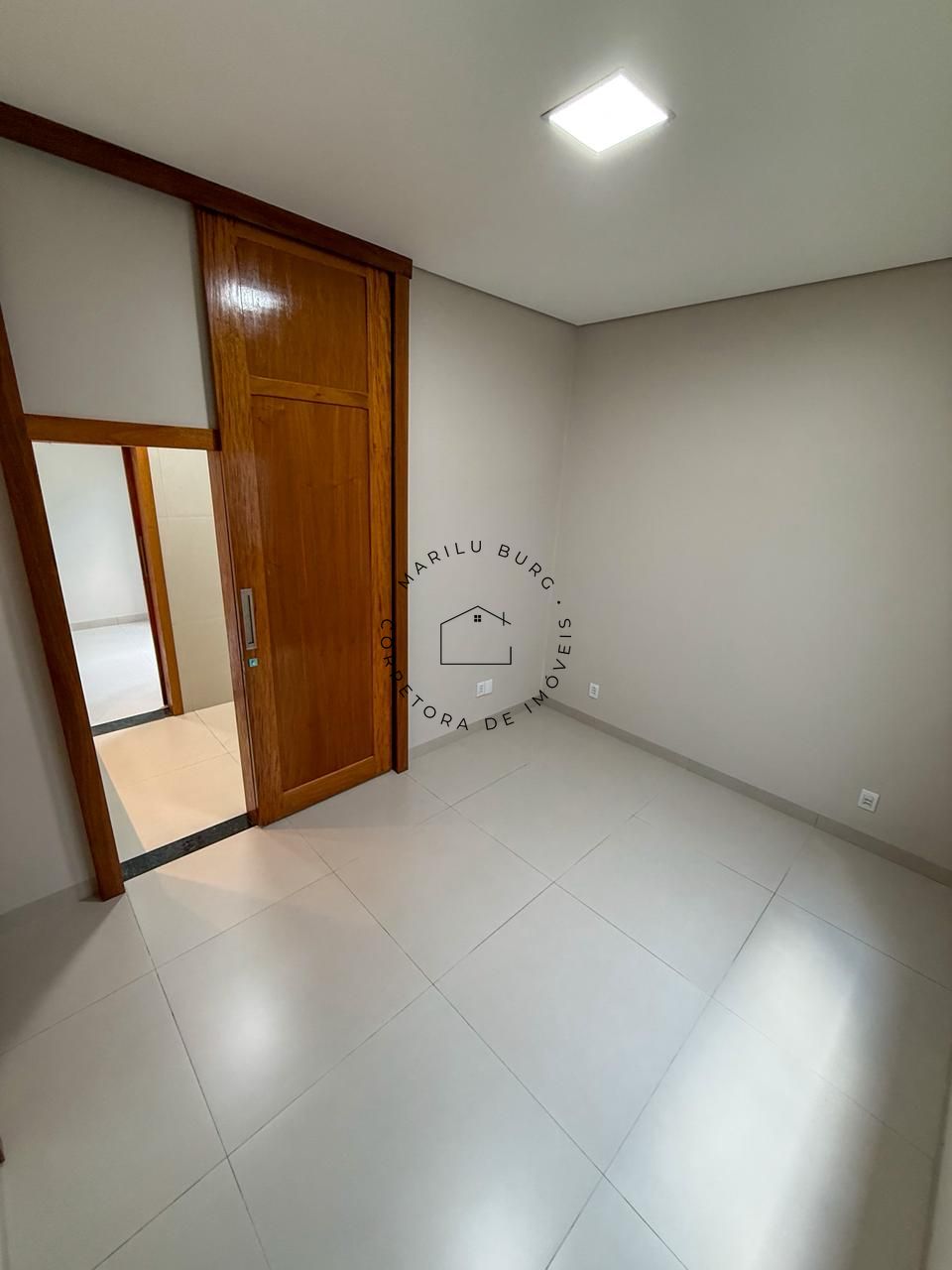 CASA MODERNA E ELEGANTE À VENDA NO JARDIM CURITIBA - Imagem 10