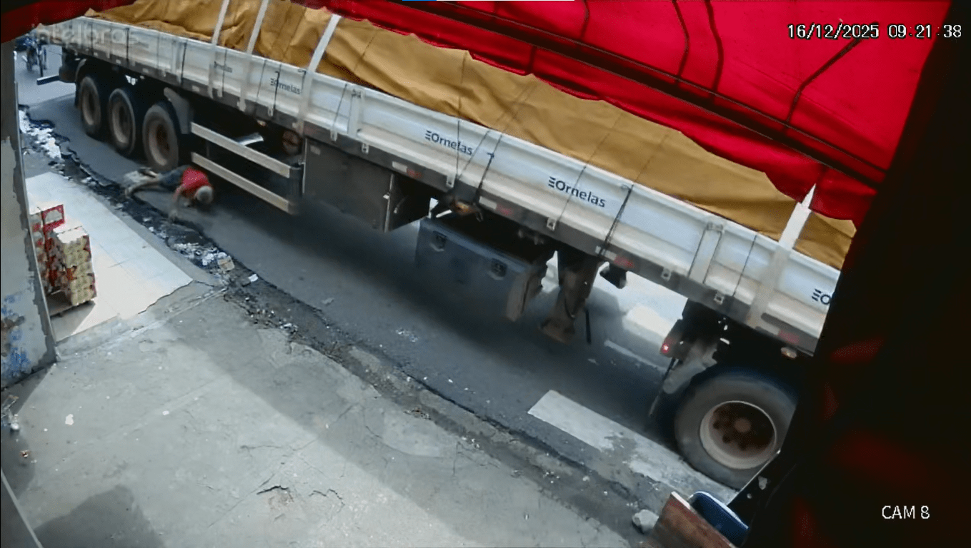 Idoso escapa por pouco de ter a perna esmagada após ser atropelado por carreta na Zona Oeste de Manaus