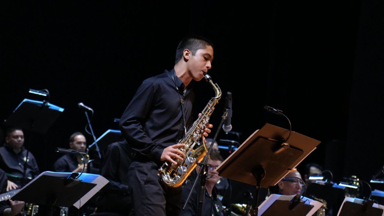 Espetáculo "Jazz Natalino" traz releituras de clássicos cristãos ao palco do Teatro Amazonas