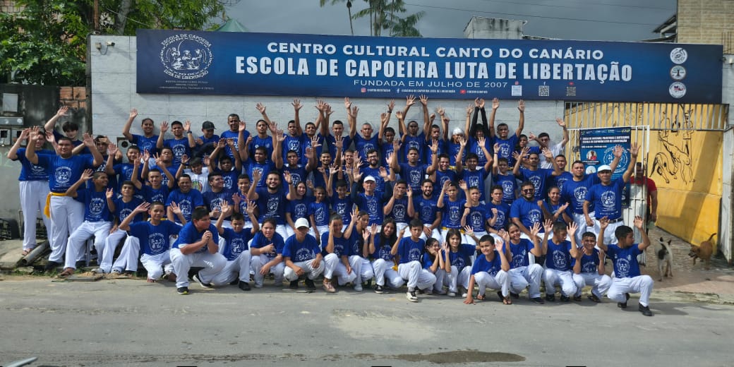 Escola de Capoeira batiza 100 alunos em evento gratuito em Manaus, destacando papel social na periferia