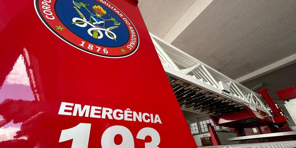 Corpo de Bombeiros resgata mulher que ficou trancada dentro de supermercado em Manaus