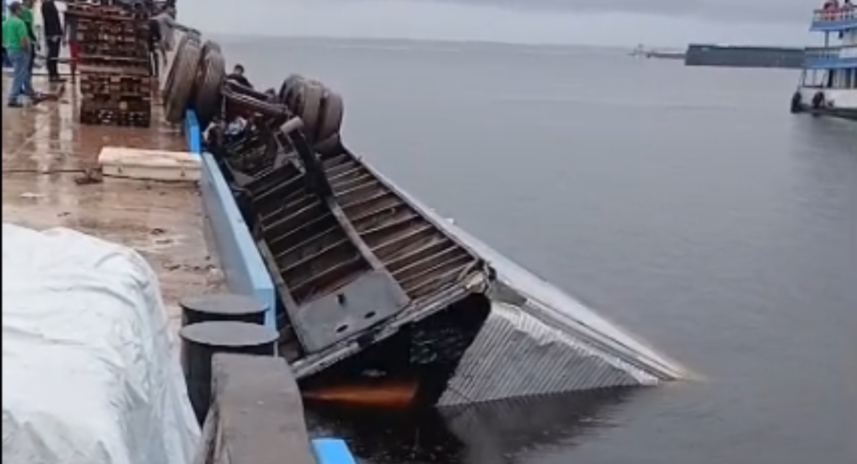 Carreta carregada de leite tomba de balsa no Rio Negro, em Manaus; ninguém se feriu
