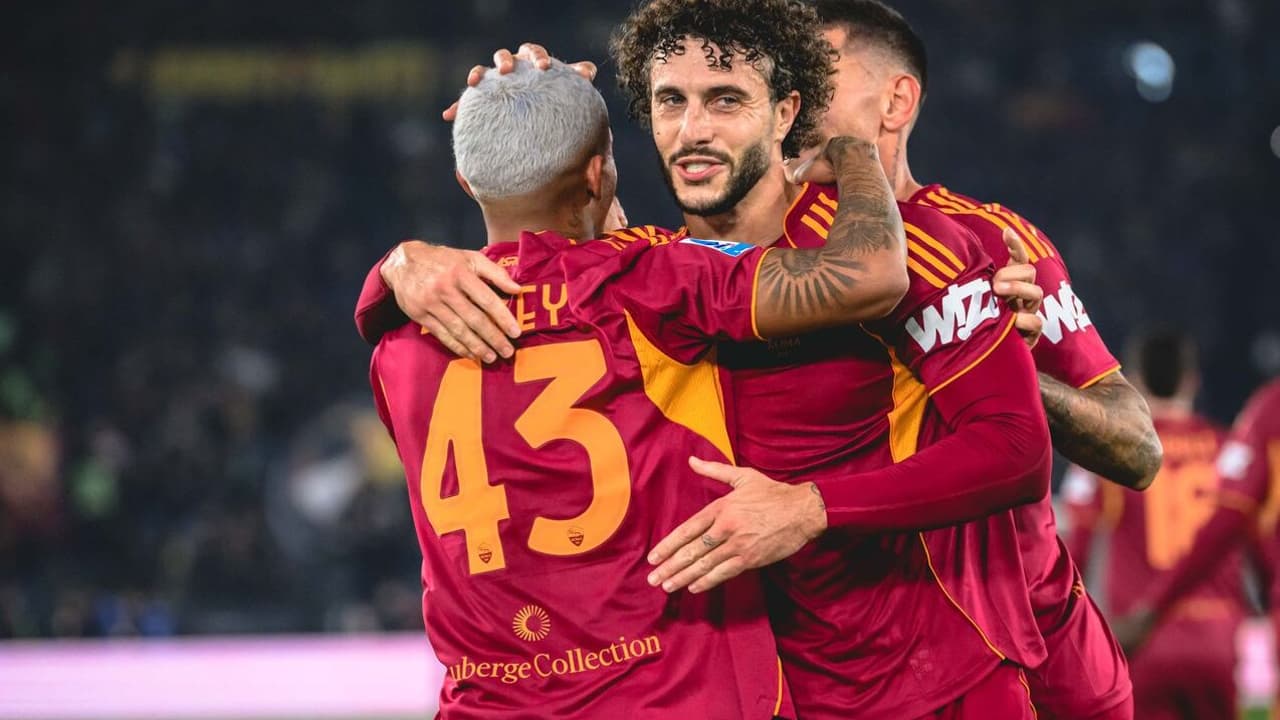 Wizz Air se torna nova patrocinadora da Roma e Wesley marca em estreia do acordo