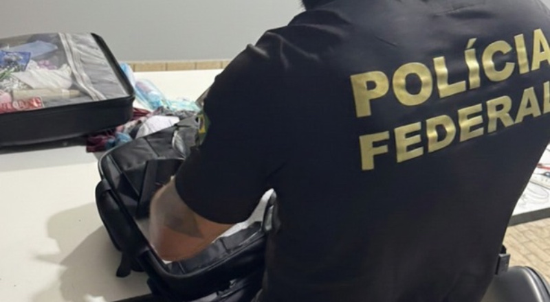 PF prende casal com mais de 11 kg de cocaína dentro de mochilas em aeroporto do Amazonas