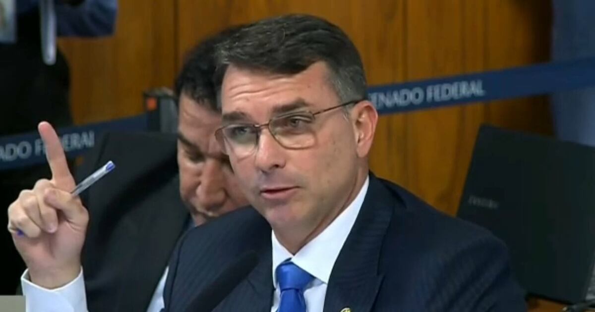 Flávio Bolsonaro acusa STF de inverter papéis e alega que há 'blindagem' no Senado para proteger Alexandre de Moraes