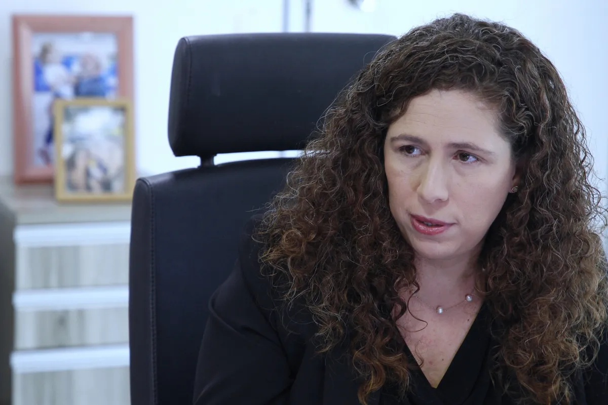 Ministra Dweck defende estatais e acusa críticas de generalização baseada em um caso específico