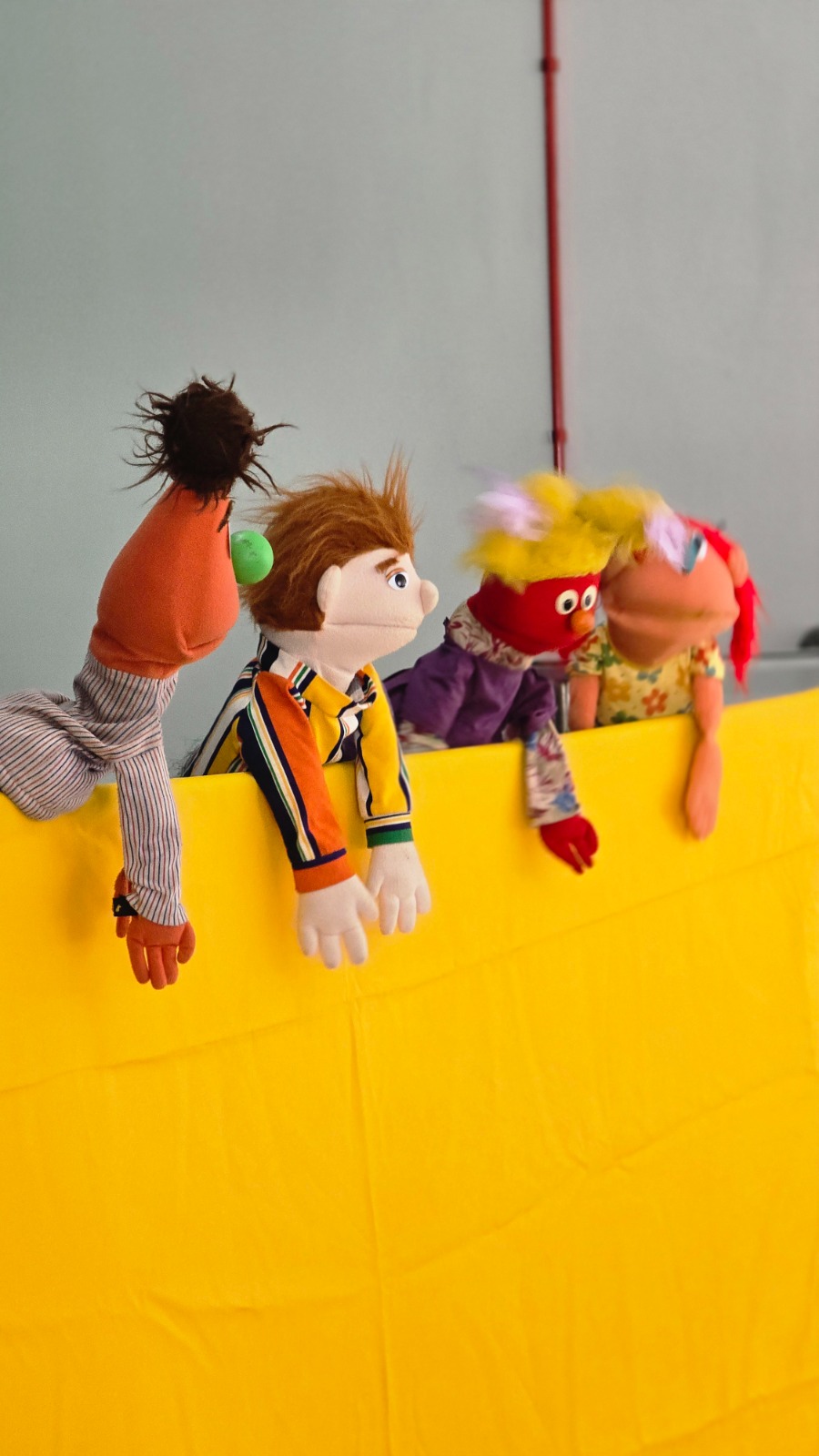 Espetáculo infantil leva a magia do Natal ao Teatro Gebes Medeiros com teatro de bonecos