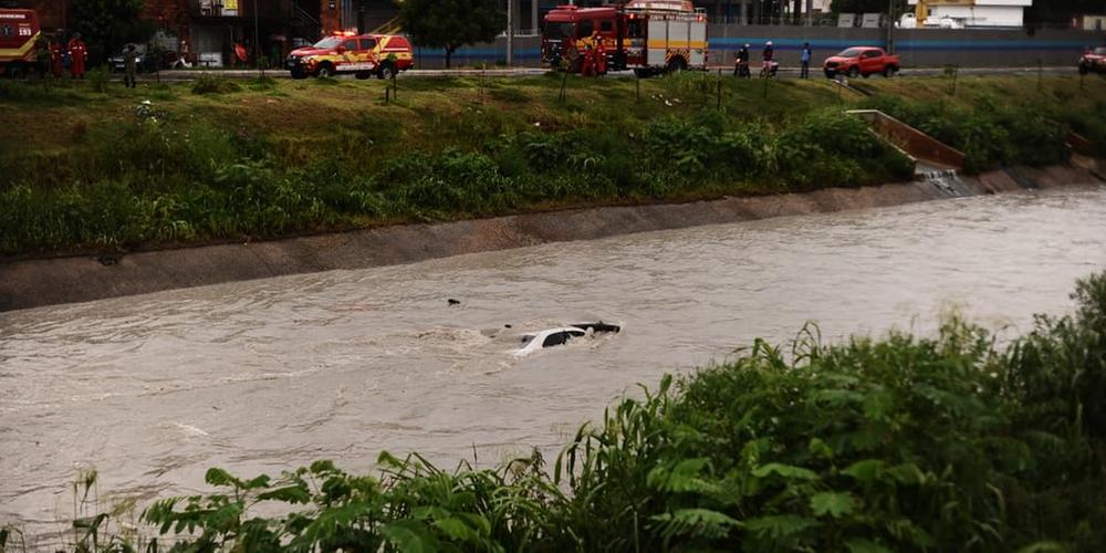 Jovens são resgatados de carro que caiu dentro de igarapé no bairro Raiz, em Manaus, após temporal