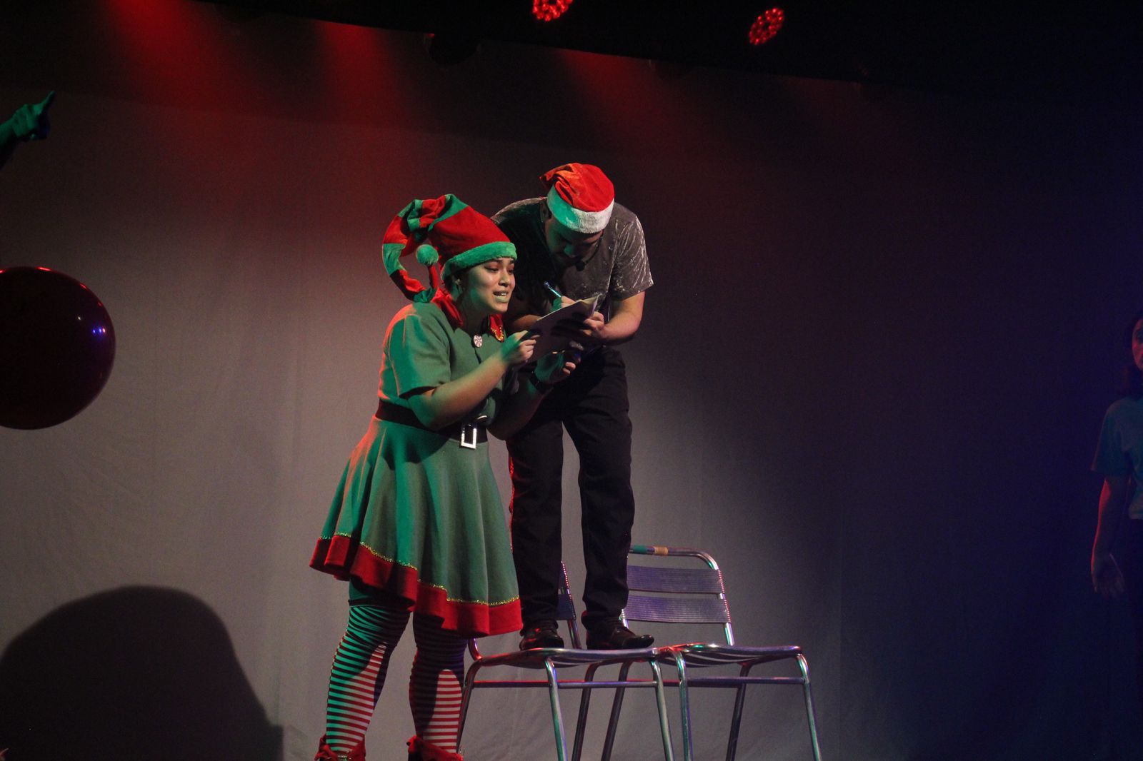 Espetáculo teatral gratuito 'Um Quadro para o Natal' leva a magia do Polo Norte ao Teatro Gebes Medeiros