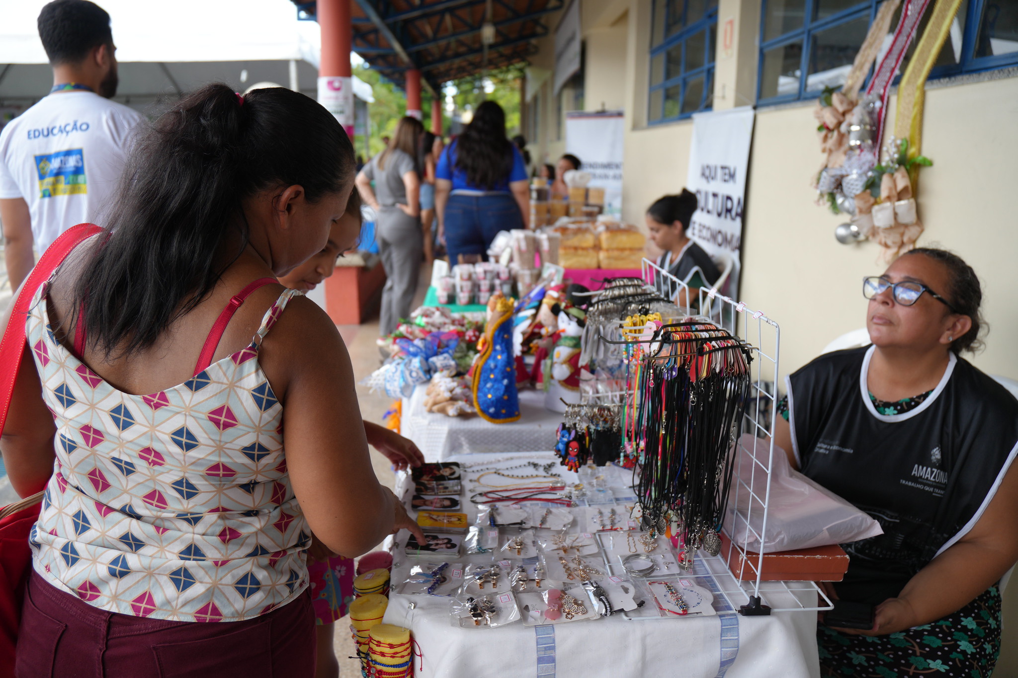 Governo Presente: Artesãs Indígenas Ganham Espaço e Renda na Feira de Economia Criativa em Manaus