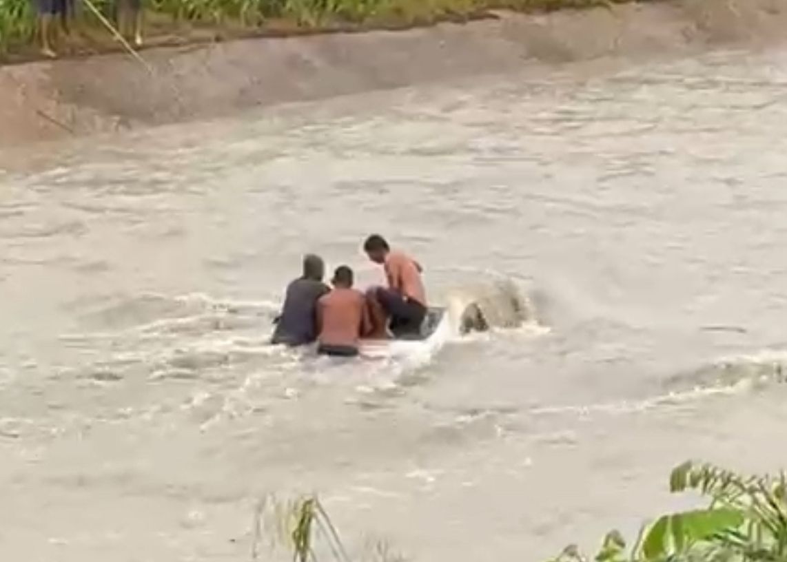 Tenente do Corpo de Bombeiros detalha resgate dramático após carro cair em igarapé de Manaus
