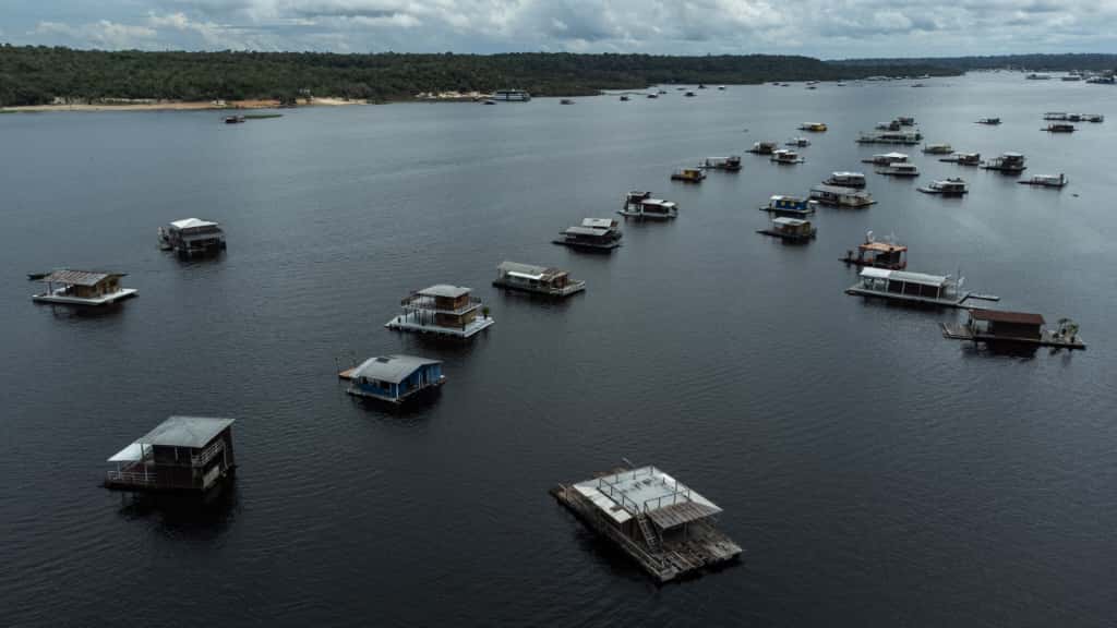 Justiça de Manaus antecipa prazo e exige retirada de flutuantes do Tarumã-Açu até maio de 2026