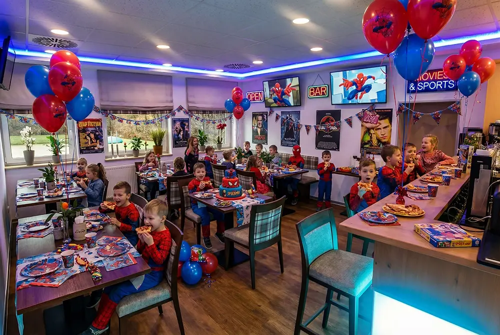 Geburtstagstisch mit Dekoration