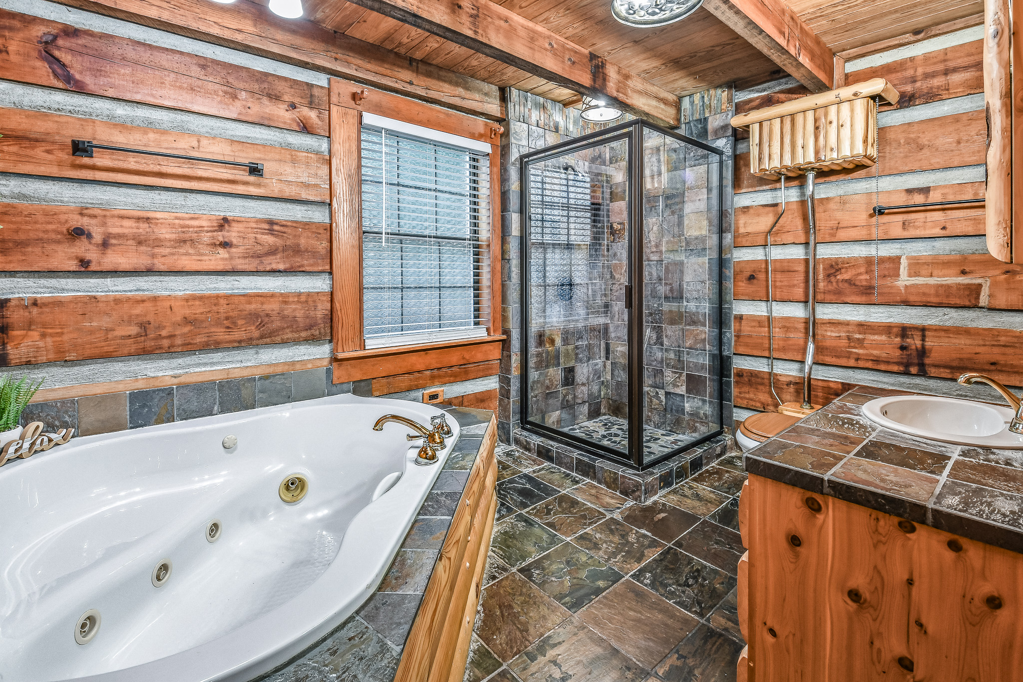 Hidden Acre Lodge - Photo 4
