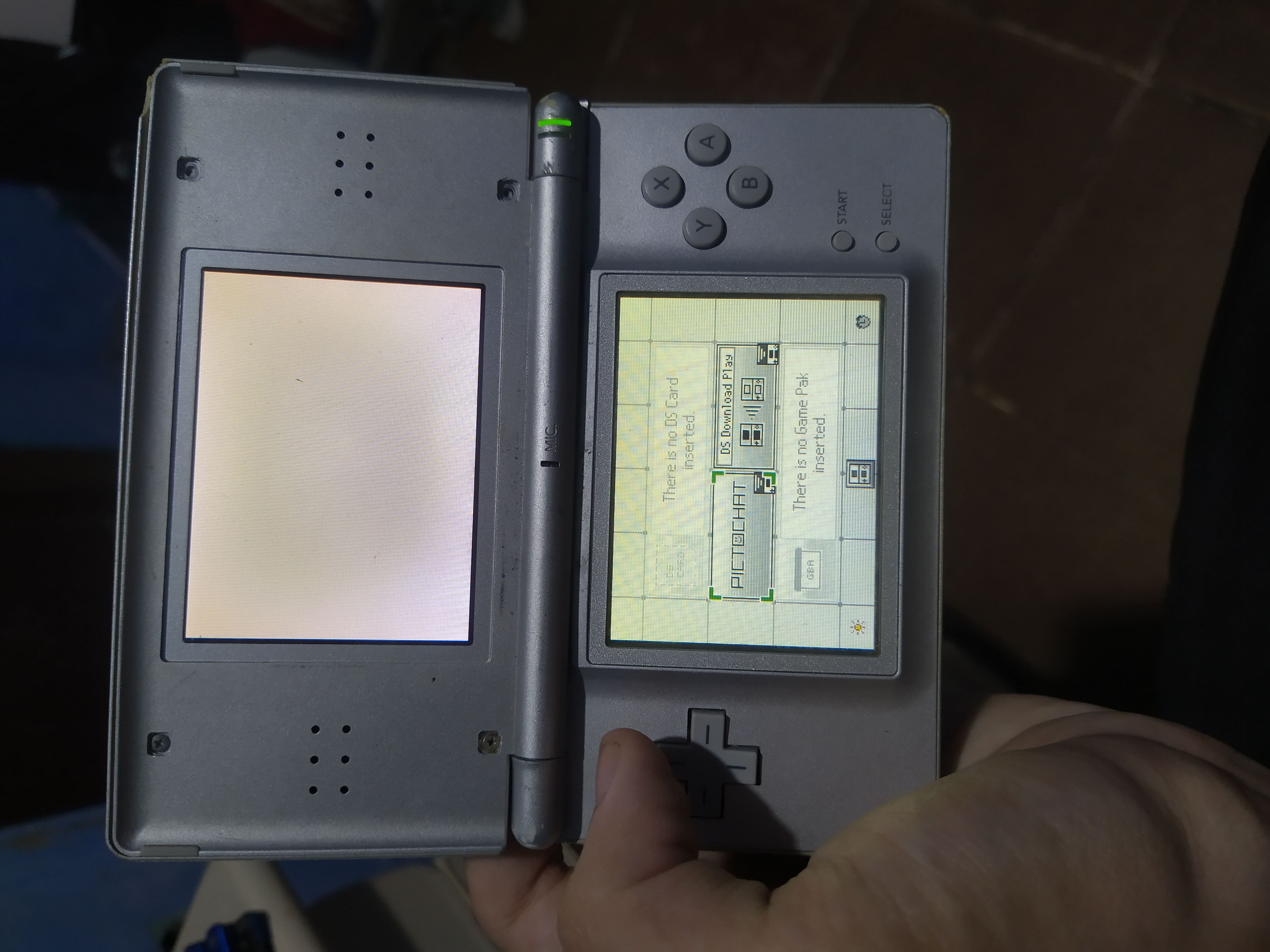 Nintendo DS Lite Prata (Com uma tela funcionando) para Troca! miniatura 3