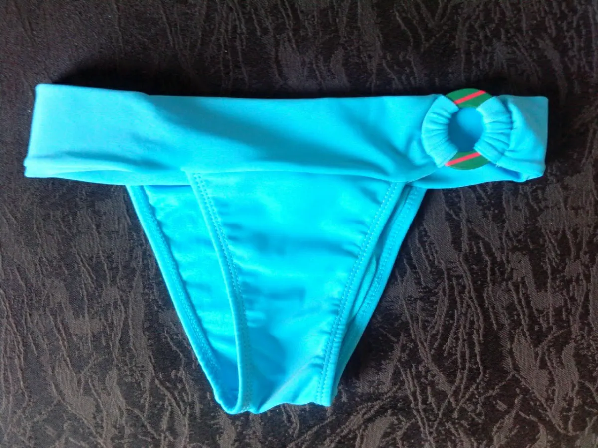 Parte de baixo de biquíni azul claro - com detalhe fivela lateral