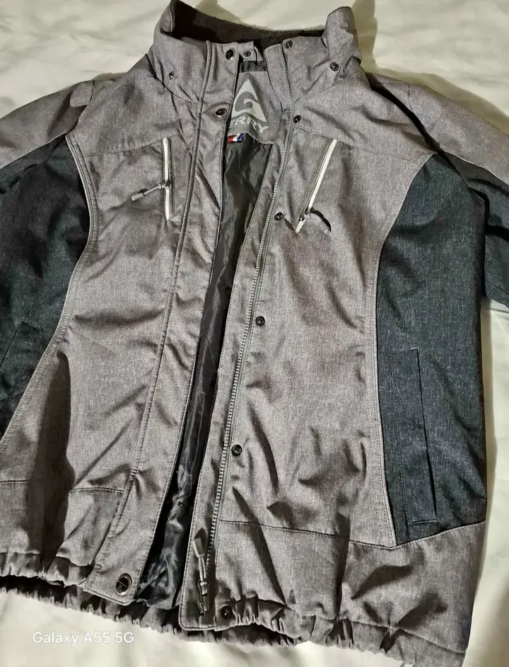 Jaqueta Impermeável Cinza e Preta miniatura 2