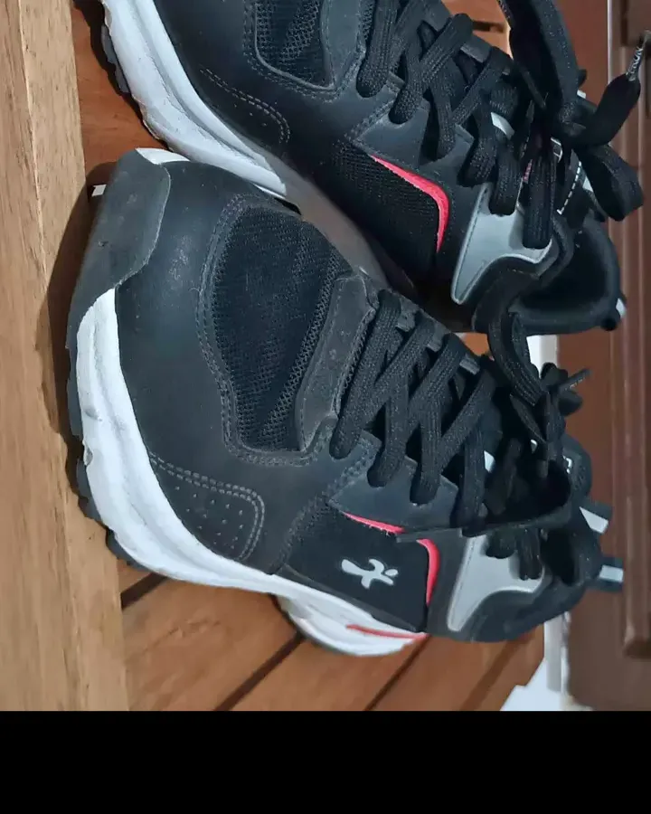 Tênis Esportivo Preto e Branco miniatura 2