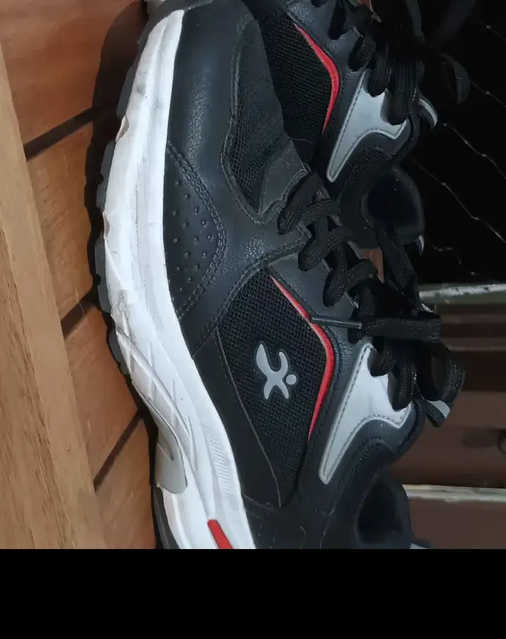 Tênis Esportivo Preto e Branco