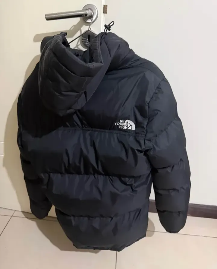 Casaco Puffer Preto com Capuz - Troque Já!