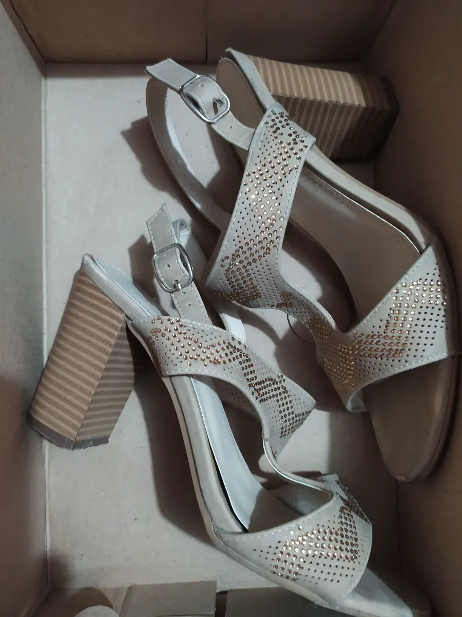 Sandália com salto grosso - Tamanho 37 miniatura 2