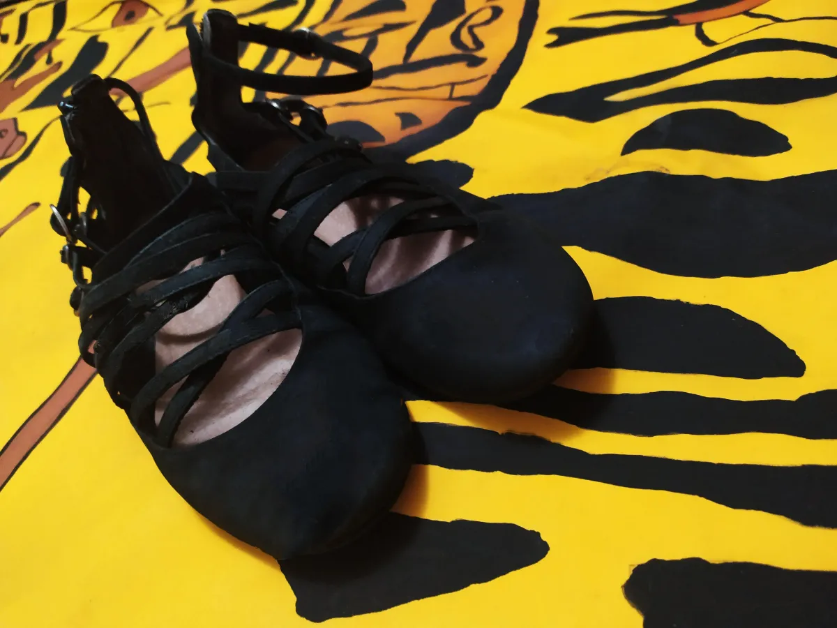 Sapatilha estilo bailarina em couro preto