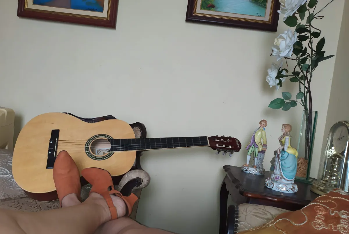 Sapato laranja de couro miniatura 2