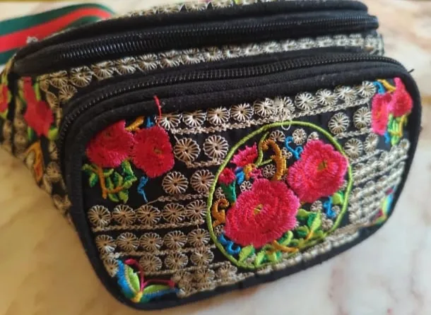 Pochete bordada miniatura 5