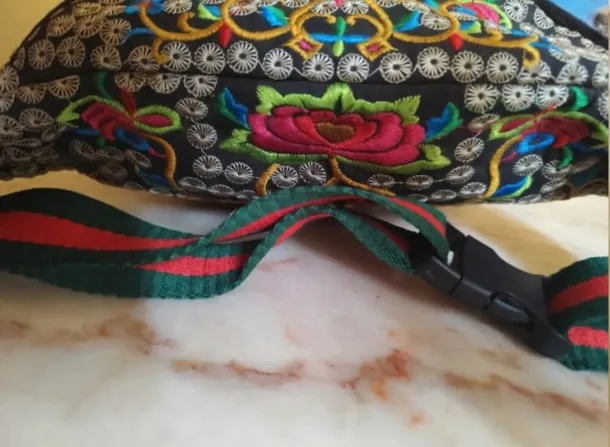 Pochete bordada miniatura 4