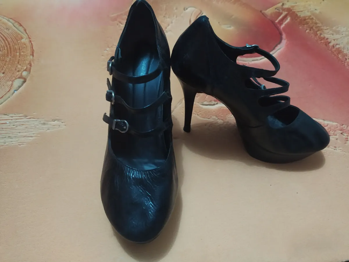 Sapato alto de vinil - Tamanho 37
