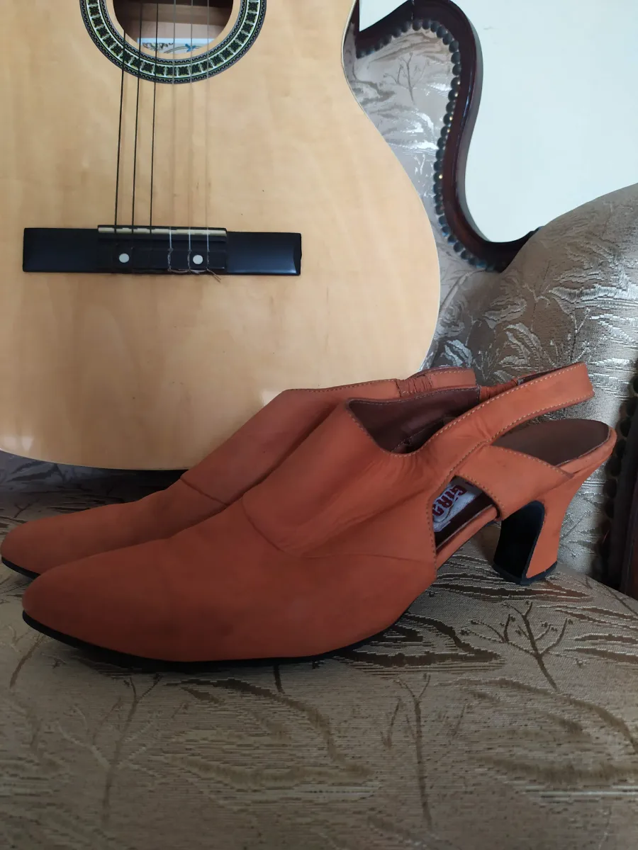 Sapato laranja de couro